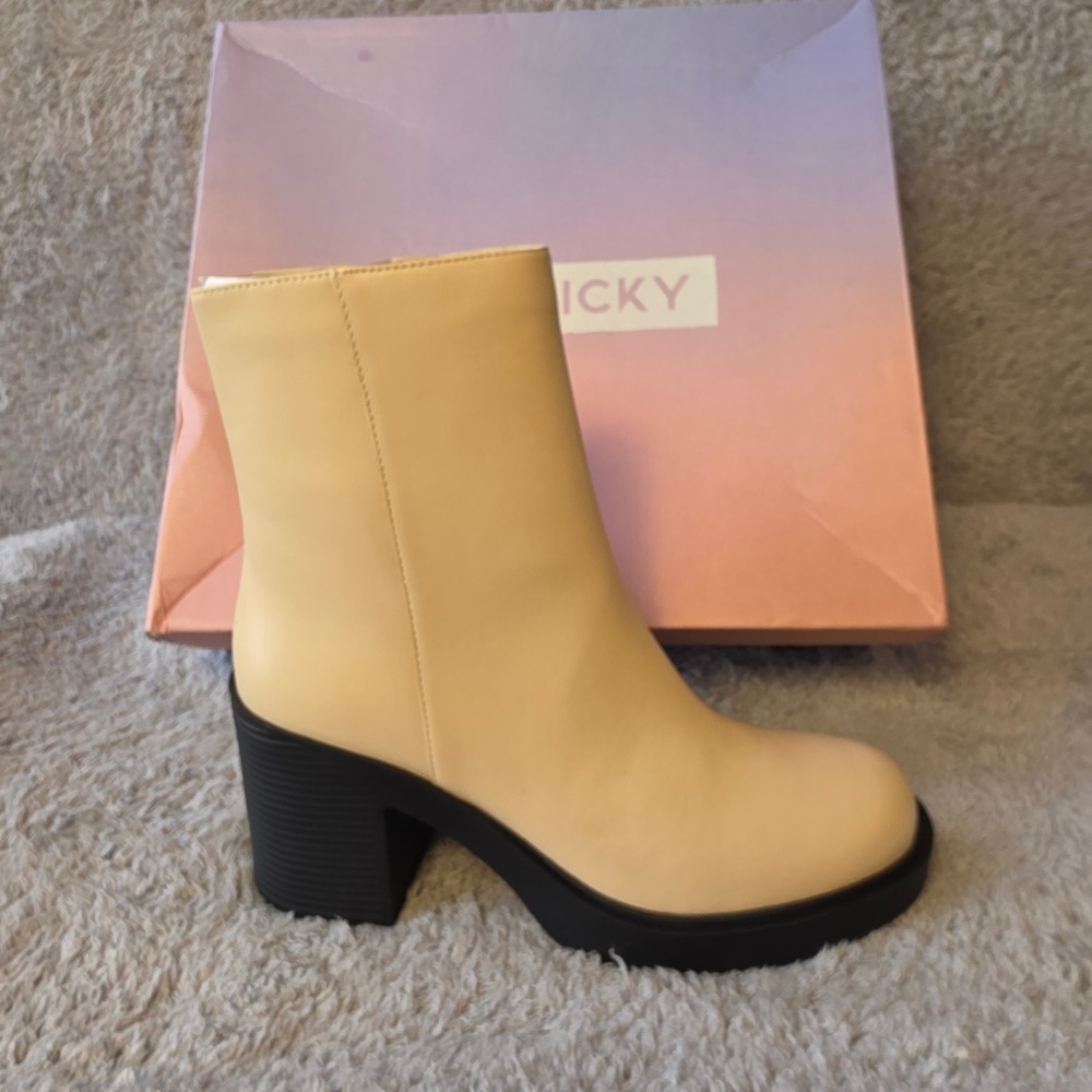 LISA VICKY Beige Nappa Leather Ankle Boots‎ Women's 8M Block Heel Neutral NIB
